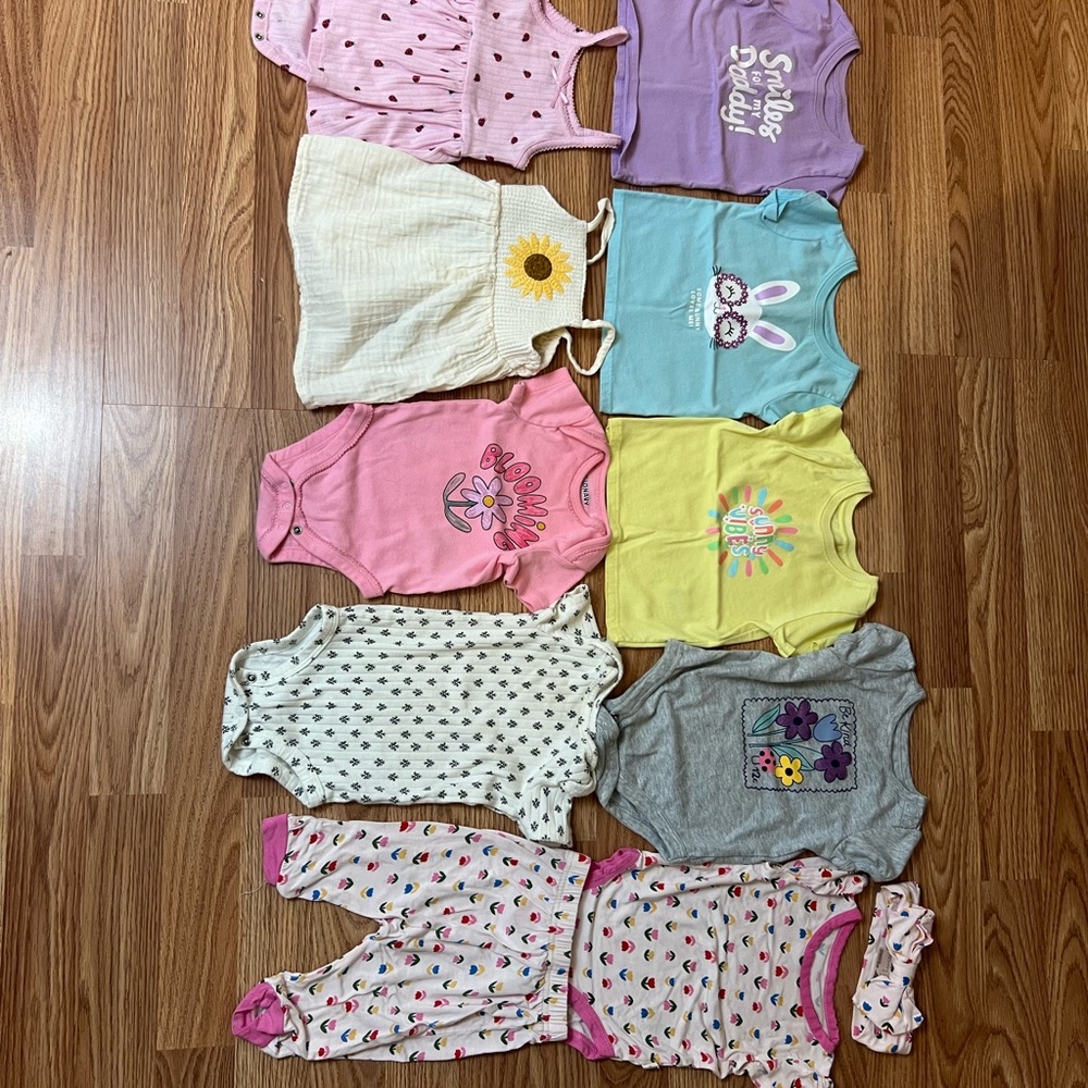 Colorful Baby Onesies and Outfits Set - Picture 8 of 9